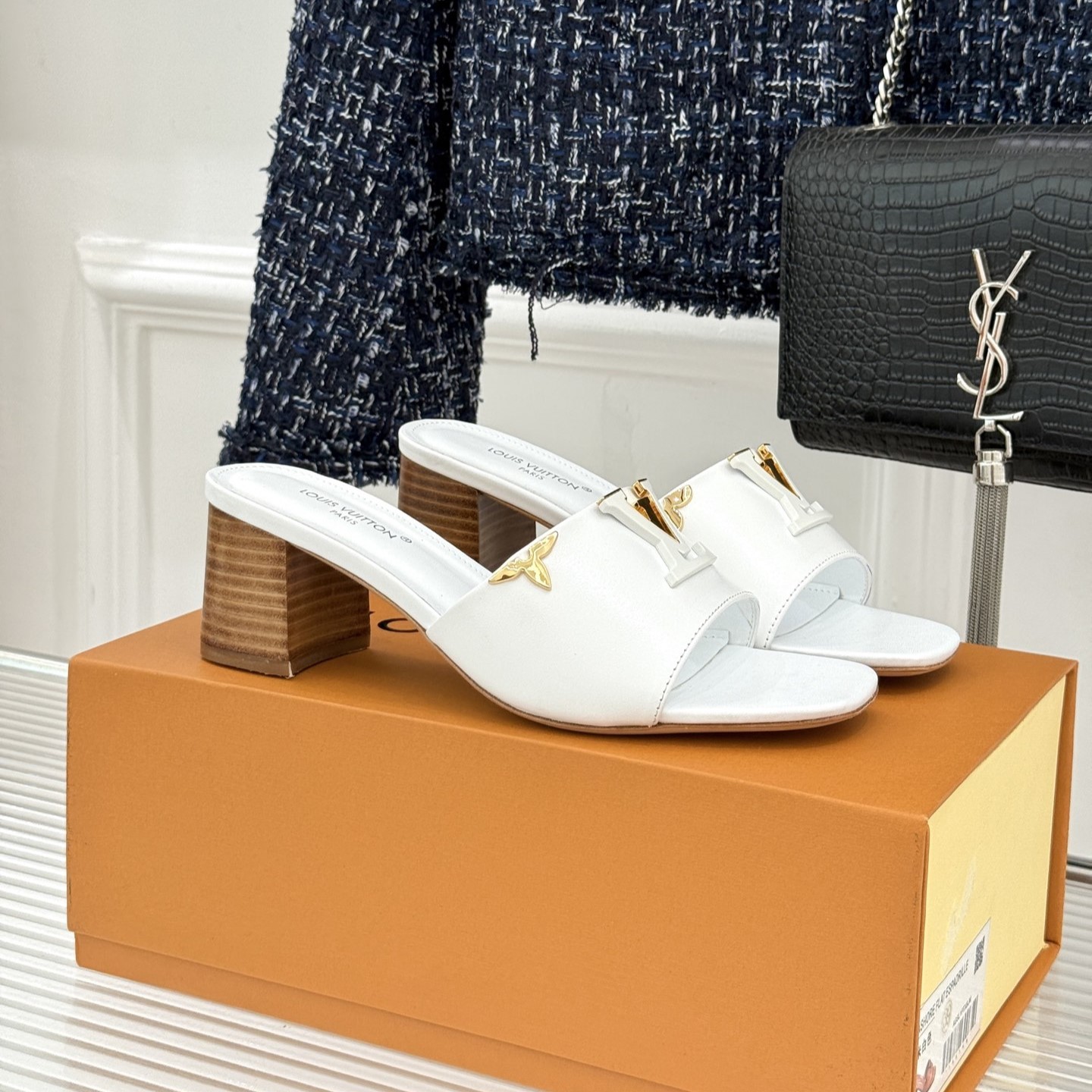 루이비통 파리스 스웨이드 뮬 샌들