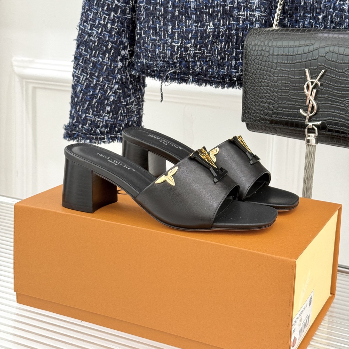 루이비통 파리스 스웨이드 뮬 샌들