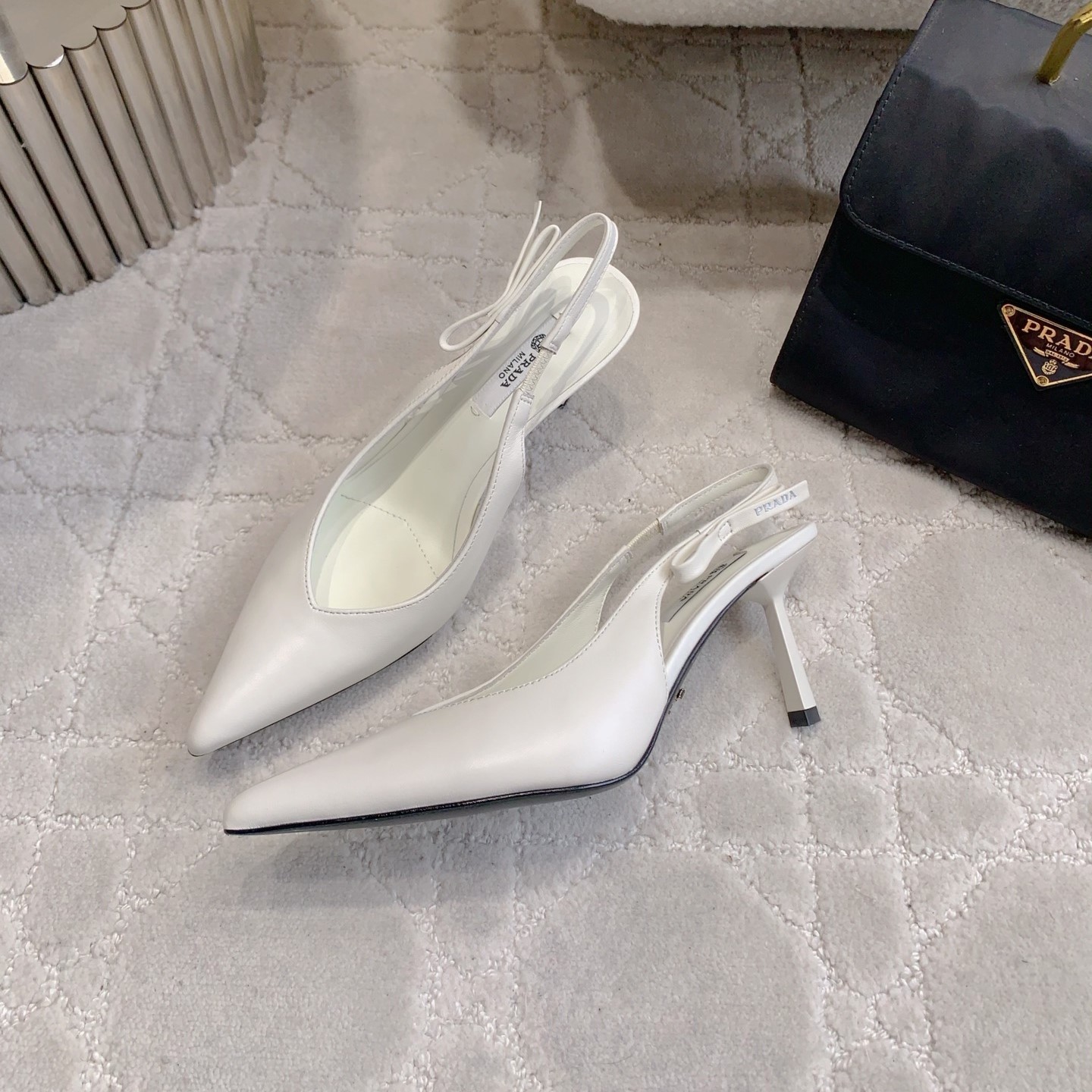 프라다 포인티드 토 슬링백 펌프스