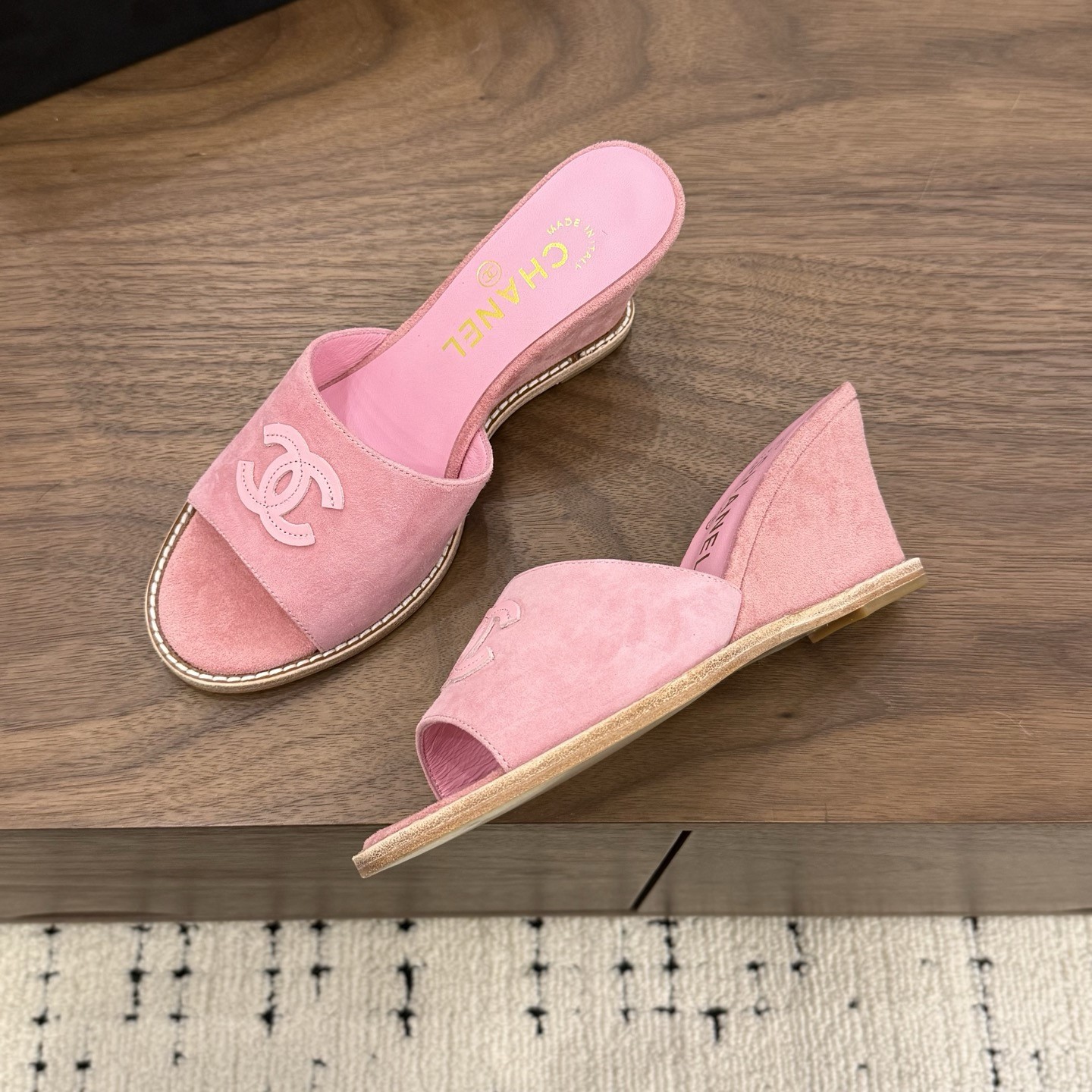 샤넬 스웨이드 뮬 샌들