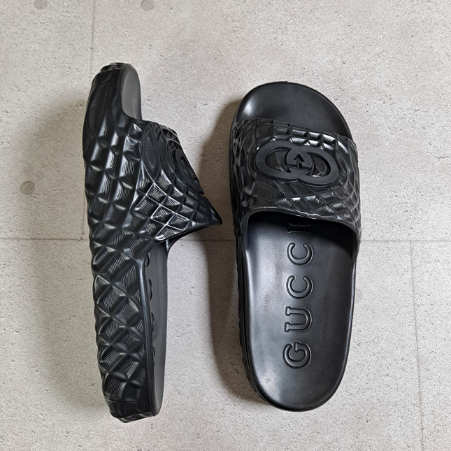 구찌 인터로킹 G 슬라이드 러버 슬리퍼 남녀공용